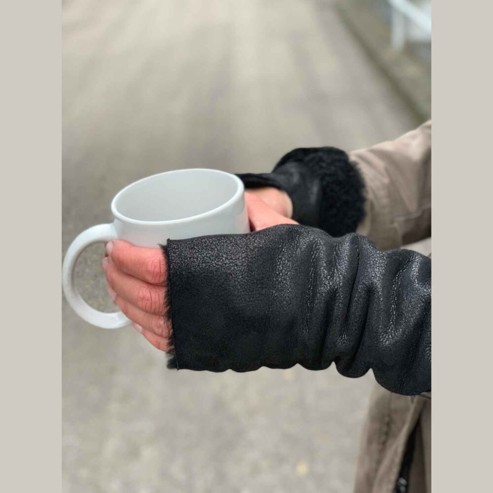 von Hohenstein Pulswärmer Lammfell schwarz lüsterner Glanz