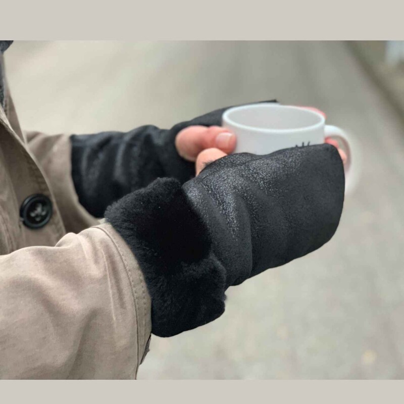 von Hohenstein Pulswärmer Lammfell schwarz lüsterner Glanz