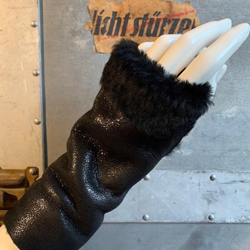 von Hohenstein Pulswärmer Lammfell schwarz lüsterner Glanz