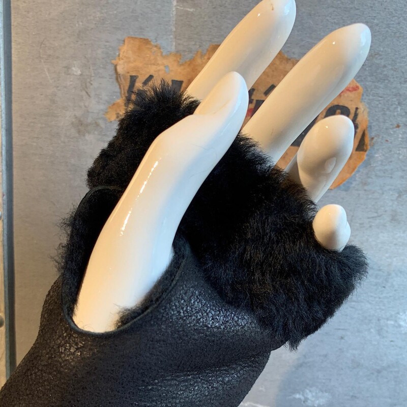 von Hohenstein Pulswärmer Lammfell schwarz lüsterner Glanz