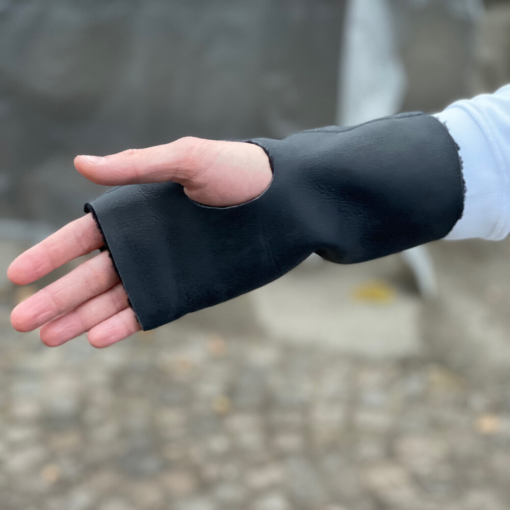 von Hohenstein Pulswärmer für Männerhände Lammfell schwarz
