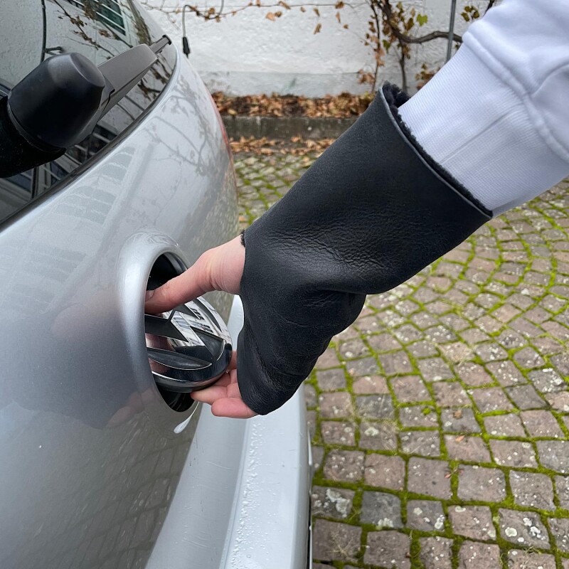 von Hohenstein Pulswärmer für Männerhände Lammfell schwarz