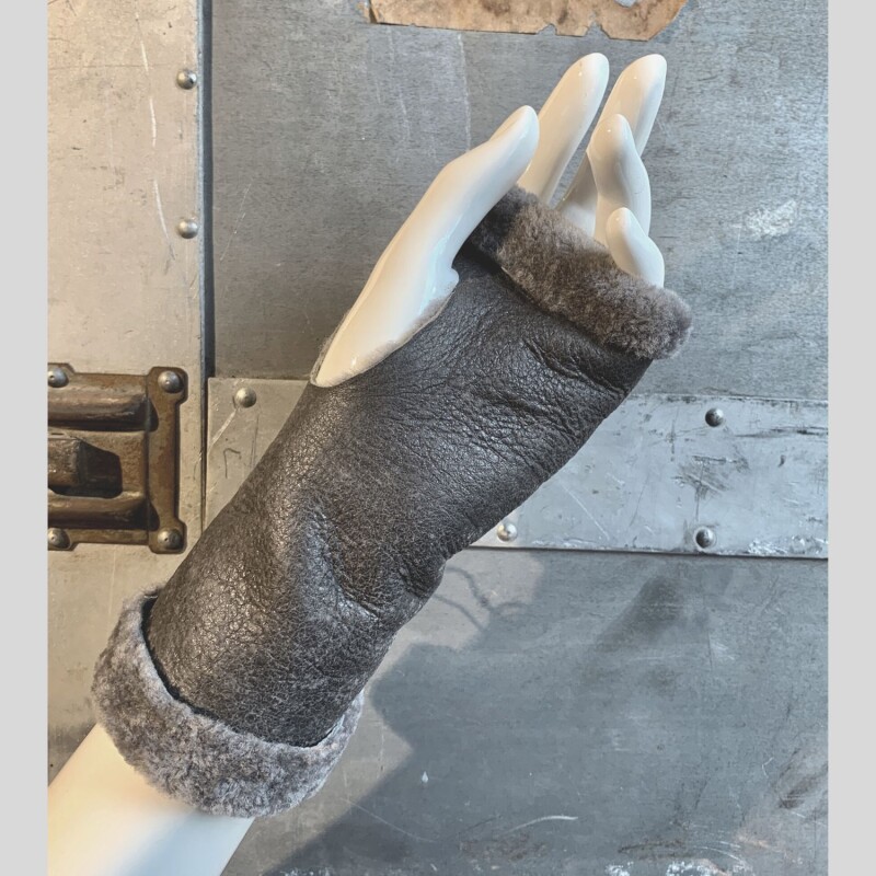 von Hohenstein Pulswärmer Lammfell grau antik finish